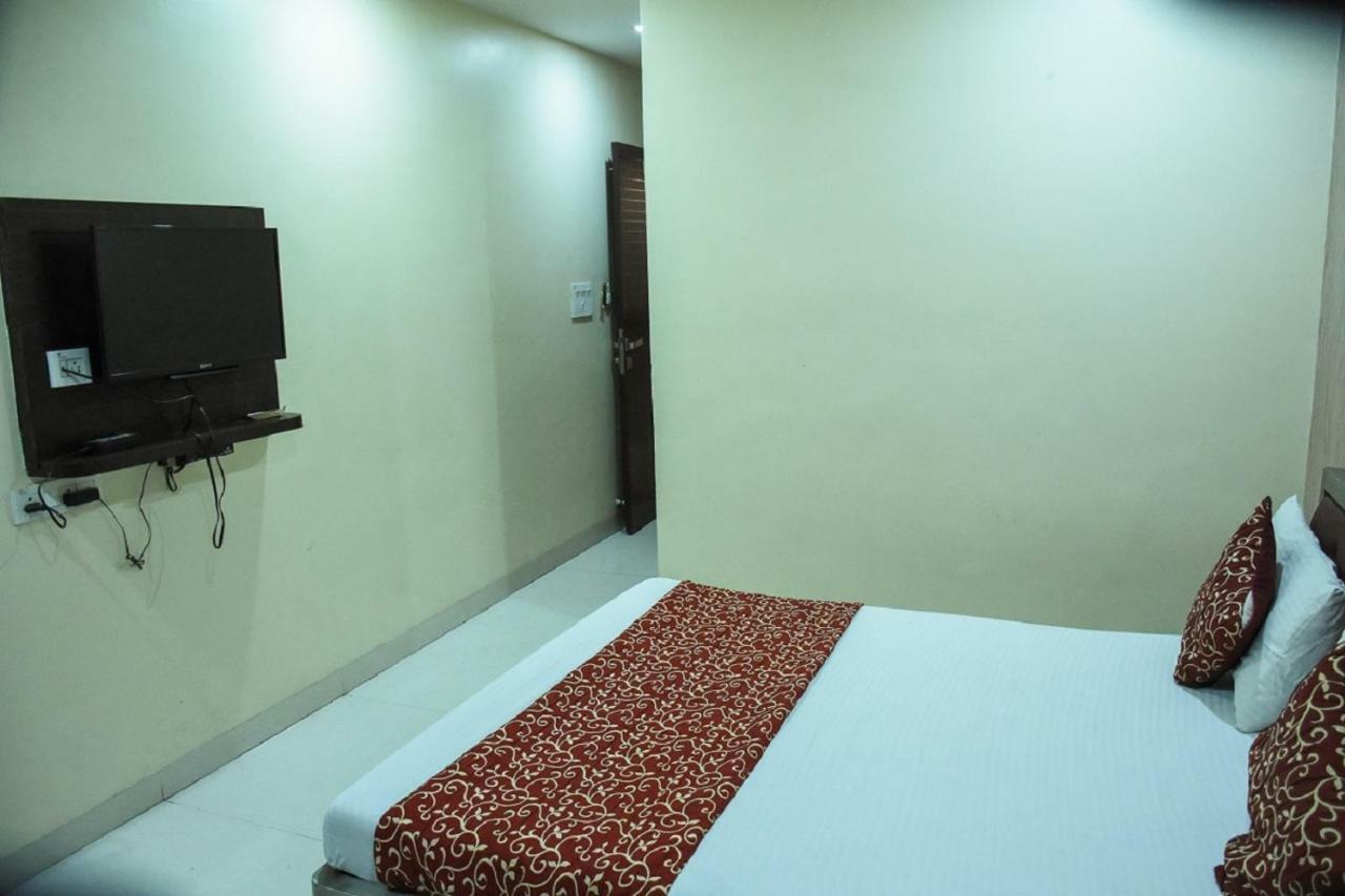 Hotel Dilip Indore Eksteriør billede