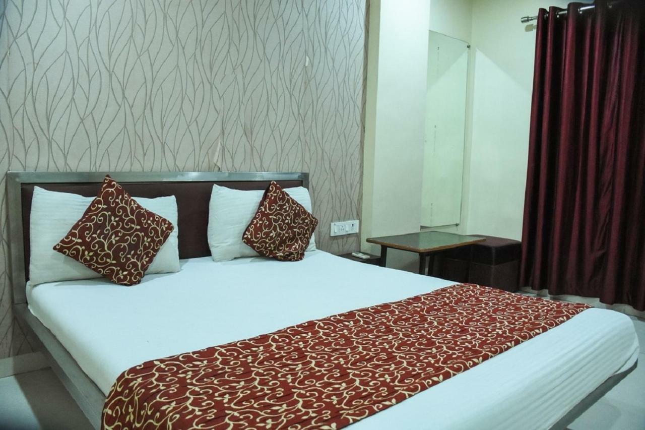 Hotel Dilip Indore Eksteriør billede